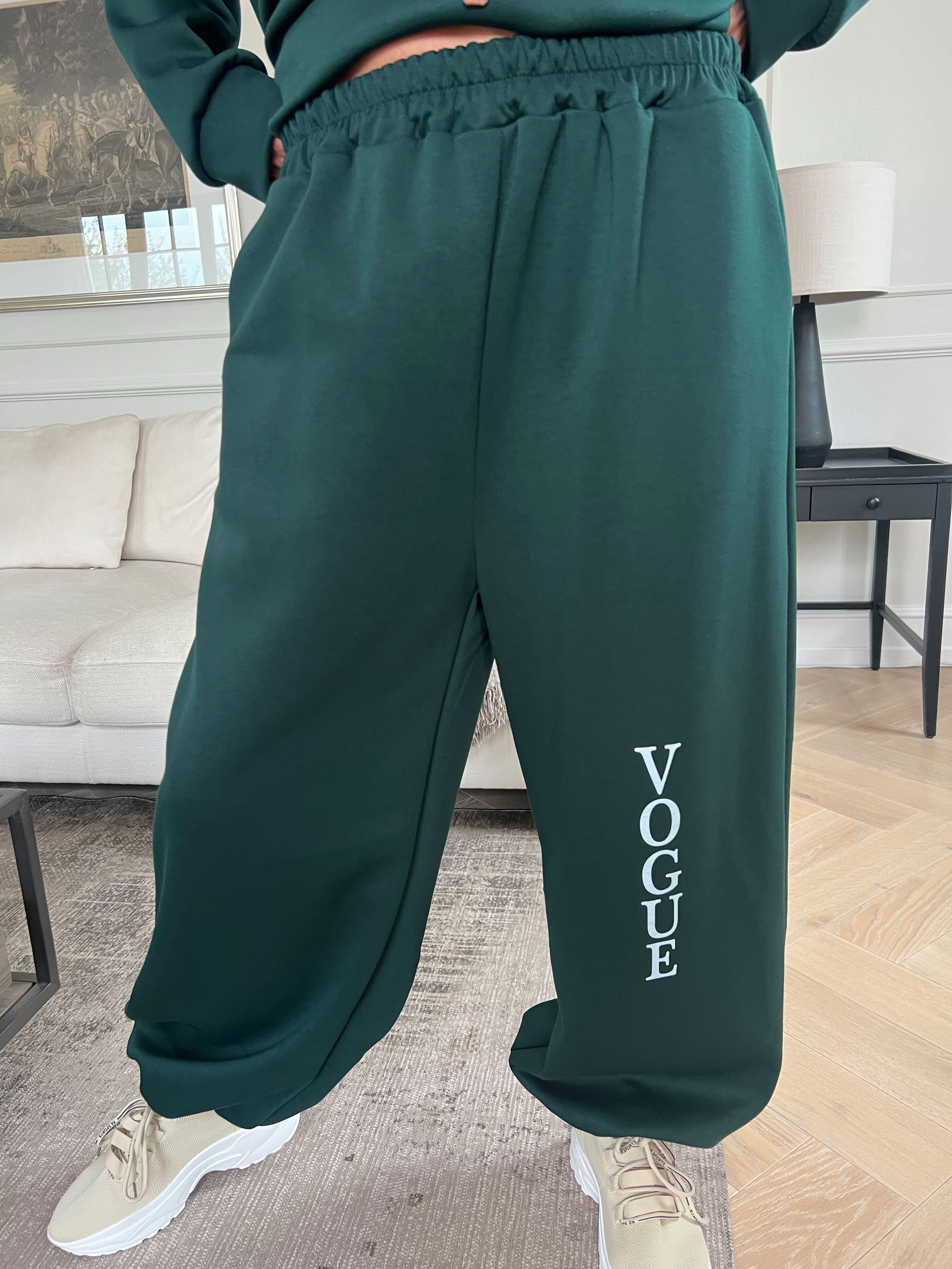 Winona - Blødt oversized joggingsæt i viskose med Vogue stående på bluse og bukser